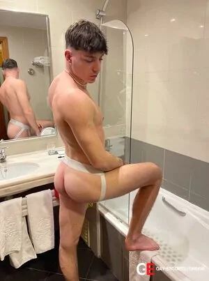 Gay Escort Tommy 21yr - gangbang