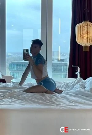 Gay Escort Tommy 21yr - gangbang