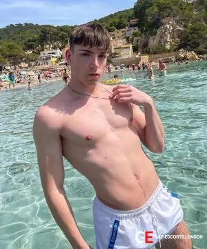 Gay Escort Tommy 21yr - trios