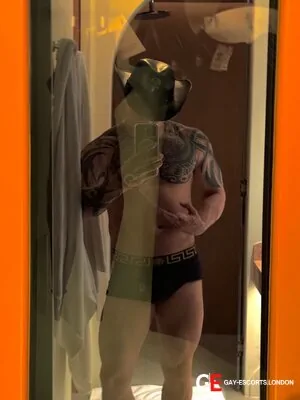 Bisexual Escort Cristian 30yr - role