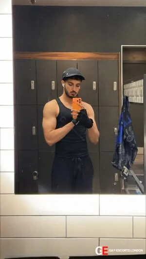 Gay Escort Hazzy 21yr - gangbang