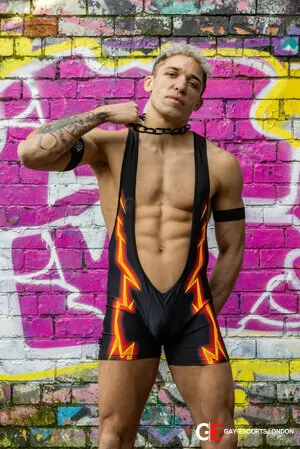 Gay Escort Lance 26yr - trios