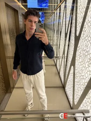 Bisexual Escort Adam 19yr - shaving