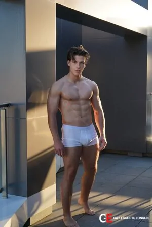 Bisexual Escort Adam 19yr - masseur