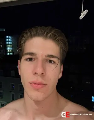 Bisexual Escort Adam 19yr - shaving