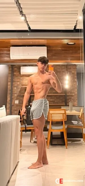 Bisexual Escort Felipexxl 23yr - nipple play