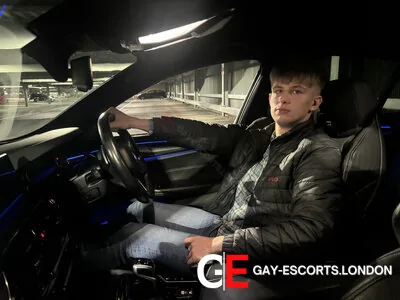 Bisexual Escort Richie 18yr - shaving