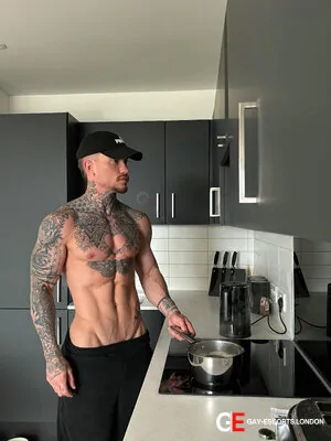 Gay Escort Cole 26yr - licking