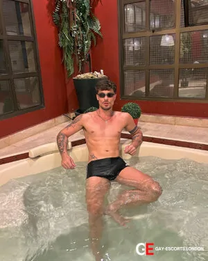 Gay Escort Pietro 23yr - licking