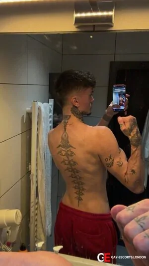 Gay Escort Logan 25yr - role