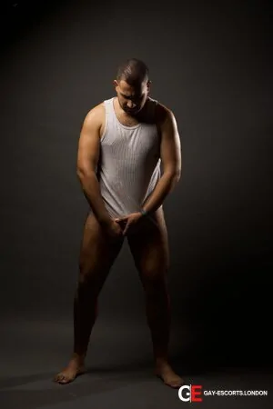 Gay Escort Malek 24yr - shaving