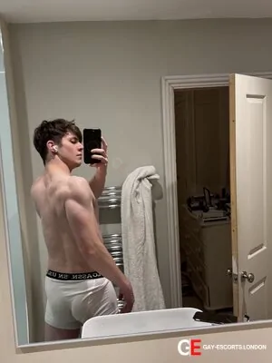 Bisexual Escort Max 26yr - exhibitionist