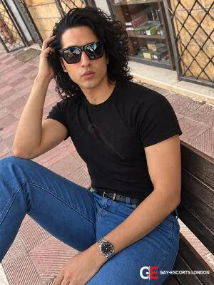 Gay Escort Carlos 30yr - spitting