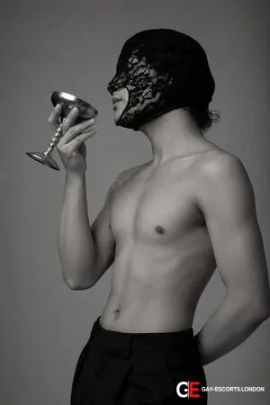 Gay Escort Carlos 30yr - gangbang