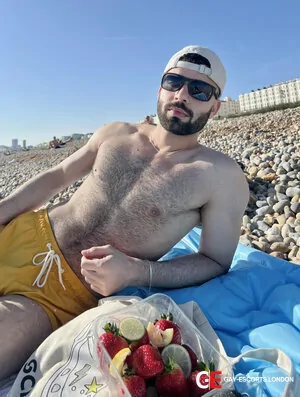 Gay Escort Mixi 24yr - licking