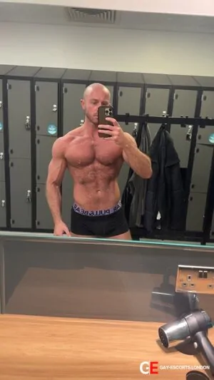 Gay Escort Max 33yr - role