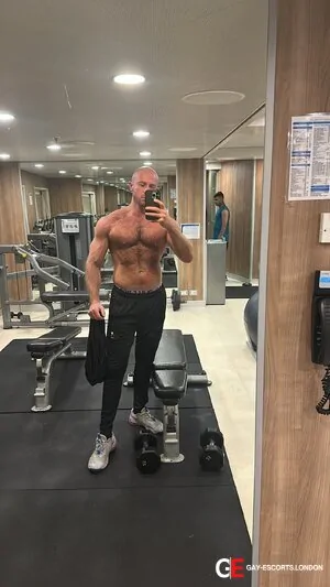 Gay Escort Max 33yr - role