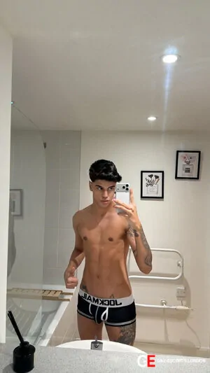 Bisexual Escort ítalo 20yr - sucking