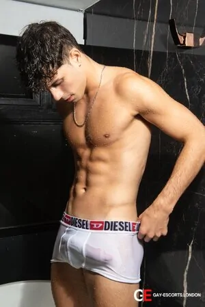Gay Escort Lucasxxl 22yr - licking