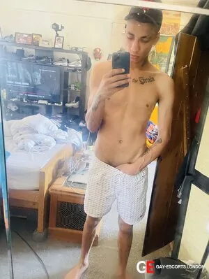 Gay Escort Jake 26yr - shaving