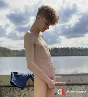 Gay Escort Cody 26yr - shaving