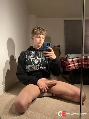 Gay Escort Cody 26yr - trios