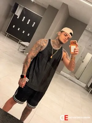 Bisexual Escort Caio Henrique 31yr - shoes
