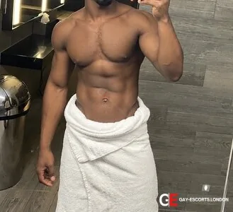Gay Escort Kevin 26yr - licking