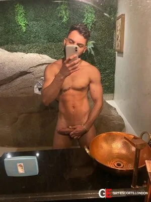 Bisexual Escort Kevin 33yr - licking