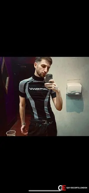 Gay Escort Toby 26yr - gangbang