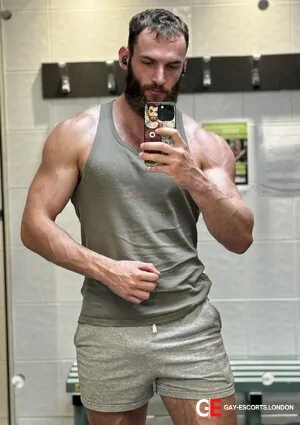 Gay Escort Ashley 28yr - licking