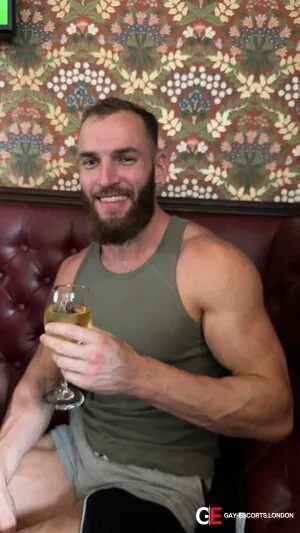 Gay Escort Ashley 28yr - licking
