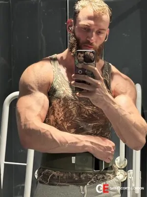 Gay Escort Ashley 28yr - licking